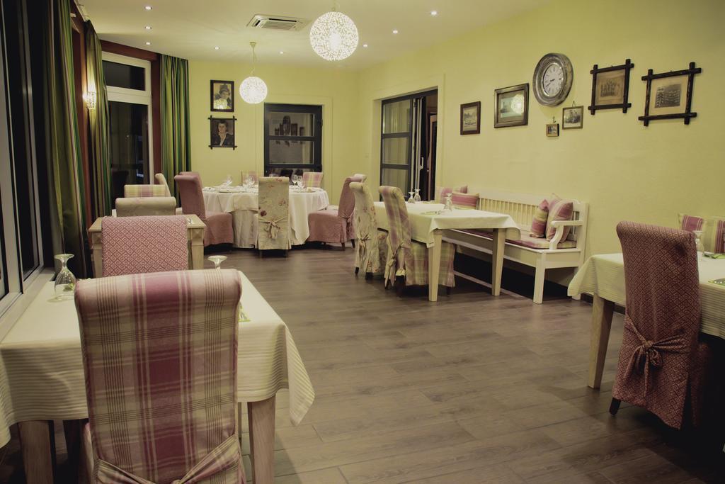 科马尔诺 Diva Kacica Restaurant & Pansion酒店 外观 照片